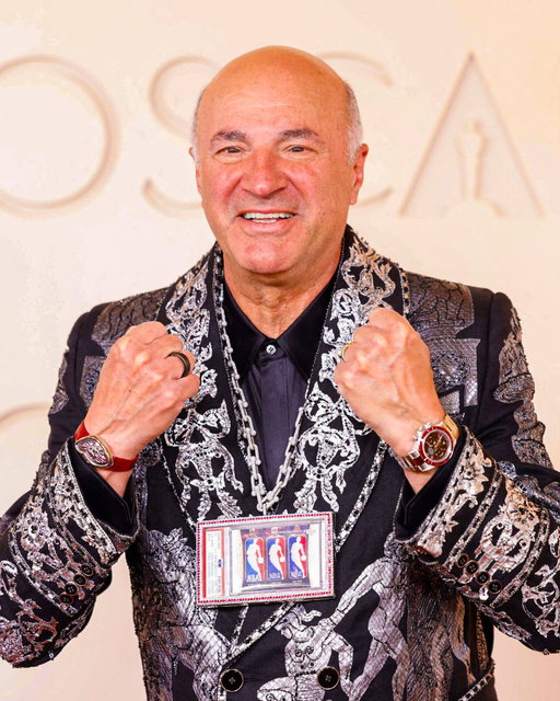 Kevin O'Leary just pulled up to the Oscars wearing one of the most expensive basketball cards in the world 👀

It's a 1-of-1 featuring Michael Jordan, Kobe Bryant, and LeBron James, with their game-worn NBA Logoman patches. 

O'Leary himself says it could be worth $25-30 MILLION 🤯