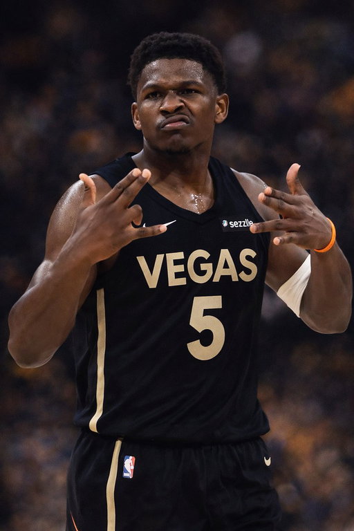 The Minnesota Timberwolves or the Memphis Grizzlies are expected to move to the Eastern Conference if the NBA adds teams in Las Vegas and Seattle, per @ShamsCharania. 

👀 