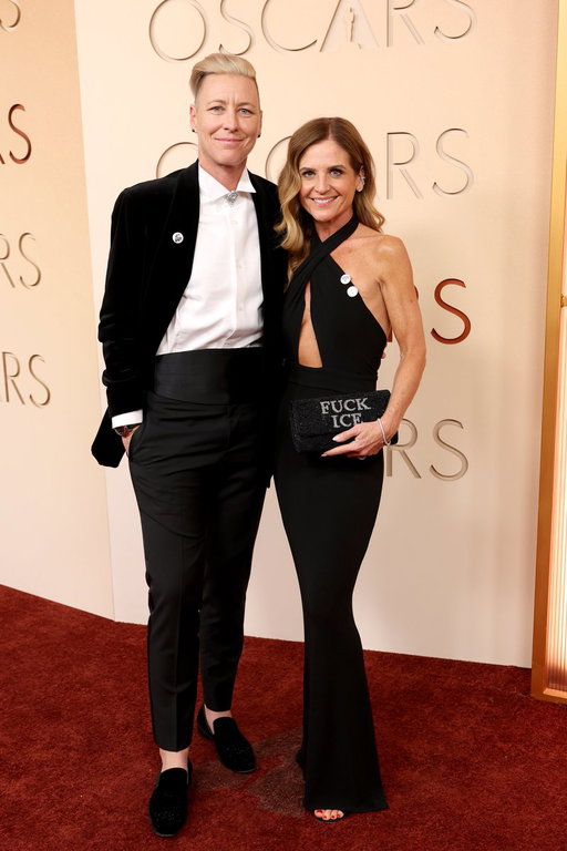 Still not over Team USA soccer legend Abby Wambach and wife - author Glennon Doyle rocking the Oscars red carpet. 🤩 ✨ 