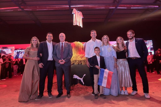 Puma (@PUMAParaguay), sponsor oficial de la Selección Paraguaya de Fútbol, presentó la indumentaria oficial que vestirá Paraguay en la Copa Mundial de la FIFA 2026. El presidente de la APF, Robert Harrison (@RHarrisonP), formó parte de este evento que develó la nueva piel de la @Albirroja de cara al evento deportivo más importante de todos.

Un símbolo que distingue a todo un país y que mañana será presentado oficialmente al público en el Paseo La Galería, a partir de las 12:00 h.