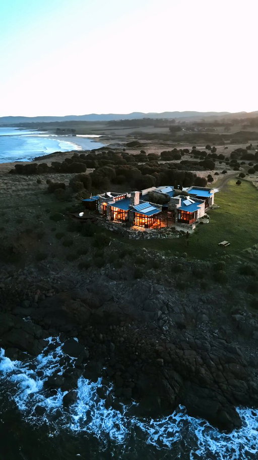 Thalia Haven sits on a private peninsula above Great Oyster Bay.

Stone pavilions. An olive tree courtyard. A clifftop outdoor bath at sunrise.

90 minutes from Hobart Airport, but it feels a world away. 🌊

Book your Vrbo: https://t.co/DbnFucNfb9 