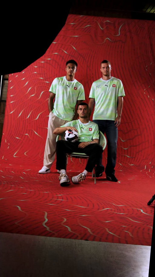 Travel in style 🌎
Our new away shirt, inspired by the Swiss passport design: imitation impossible.
Available 24 March at official SFV/ASF fanshop Ochsner Sport and sport shops across Switzerland. 