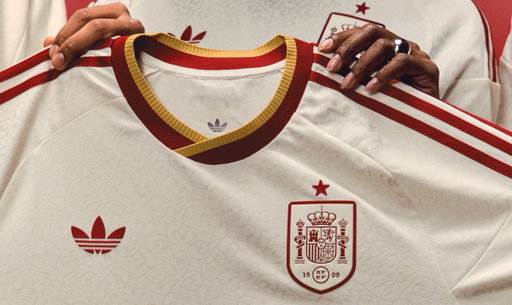 La segunda equipación que @adidas_ES ha presentado para la #CopaMundialFIFA no tiene NINGÚN TIPO DE SENTIDO.

ℹ️ Todos los detalles: https://t.co/T9z3n5lzPl 

🎁 Puedes comprarla aquí: https://t.co/SMIcLH1OFW 

#VamosEspaña 