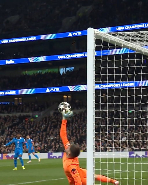 Didn't think arms could bend that way 🤯👏

#UCL 