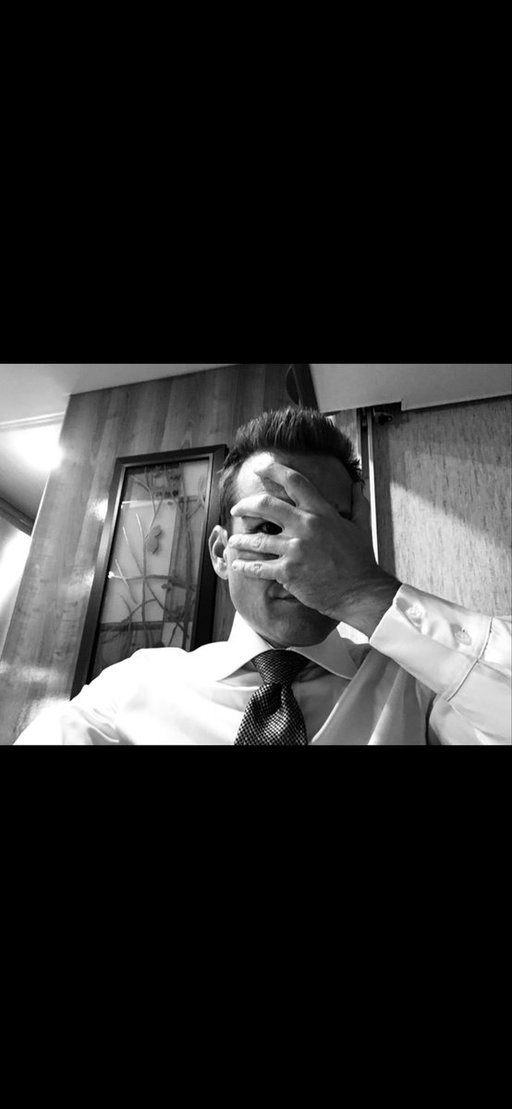 Flashback in the trailer… can tell by the frame behind me. What even is that thing? #trailerart #suits #fbf #behindthescenes 