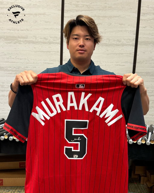 Southside bound 🔜

New @Fanatics Exclusive Munetaka Murakami at his first @whitesox #SpringTraining signing! ⚾️ 