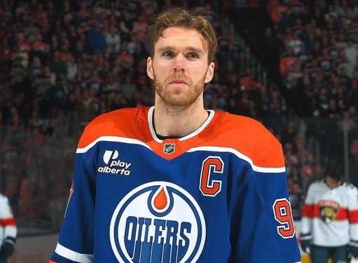 Connor McDavid left practice part way through and is with Edmonton's trainers, per @TSNRyanRishaug.

He reportedly didn't look injured. 