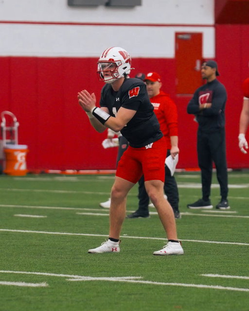 RT @BadgerFootball: that @_ColtonJoseph1 to @TyrellHenry12 connection today 🤌 
