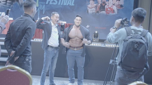 Chul Soon shows his Abs to the reporters #bodybuilding 