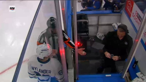 Nylander made sure to grab the puck for Quillan's first NHL point 💙

 🎥: Sportsnet | NHL 
