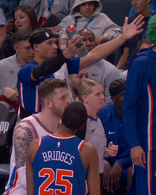 Josh Hart sprayed Alex Caruso with his water bottle 😂

 