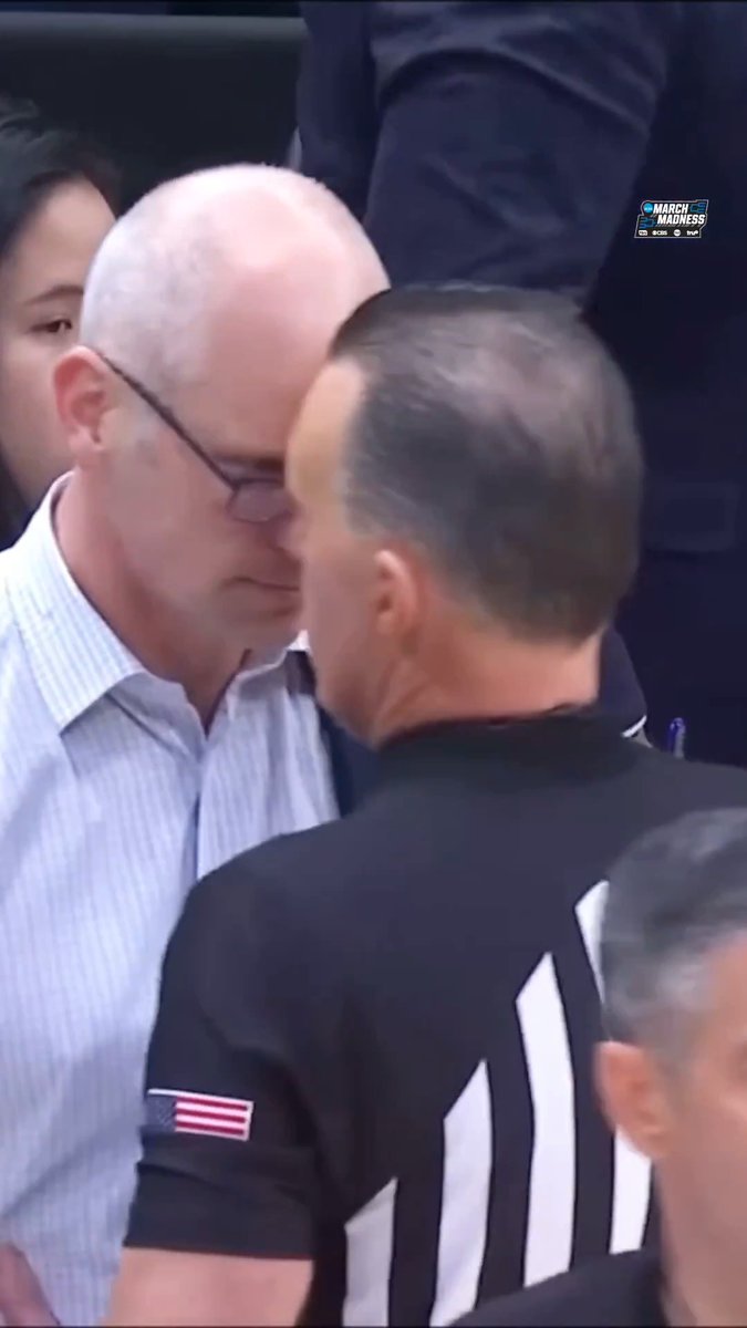 DAN HURLEY AND THE REF 😭

Hurley's reaction to UCONN's game-winner

(via @MarchMadnessMBB) 