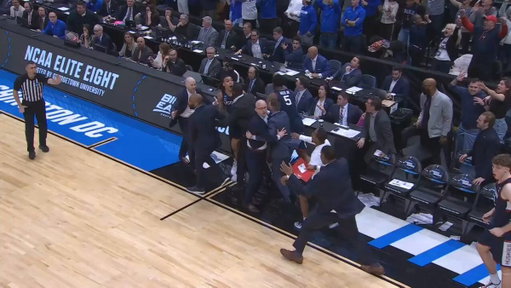 She immediately starts motioning to the bench man, look at this 😭

Team player!! 
