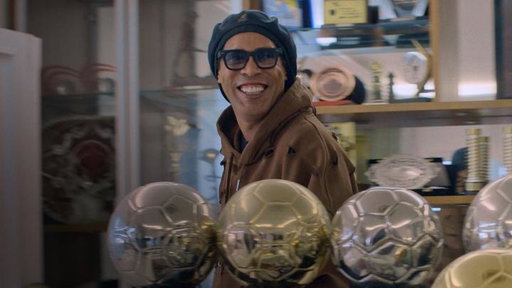 De joven promesa del fútbol a icono mundial del deporte. 'Ronaldinho', un documental que descubre su vida y su carrera, llega el 16 de abril. 