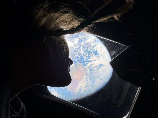 This view just hits different 🌍
 
@Astro_Christina and @astro_reid take a moment to look back at Earth as they continue deep into space toward the Moon. 