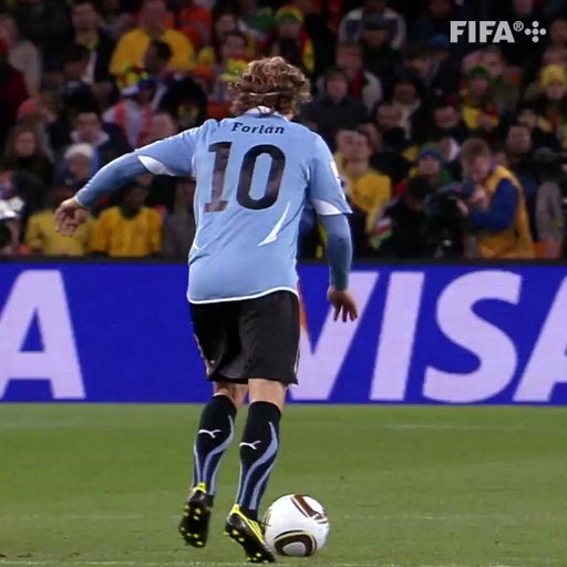 🗣️ ABREU: “Tres meses antes del Mundial  2010, Forlán le pidió a Adidas que le enviara un Jabulani. 

En el Atlético se quedaba después de entrenar, practicando movimientos con balón en movimiento y tiros libres”.

 