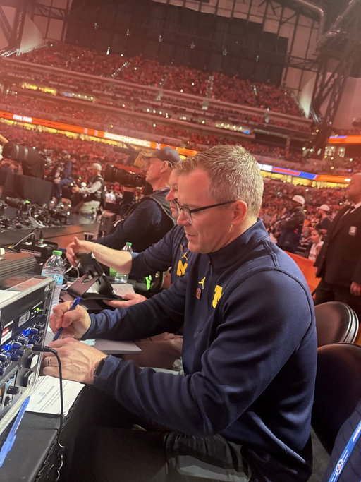 Dusty May here courtside scouting the first half of this game. 

Haven’t seen too many head coaches in the second semifinal do this. 