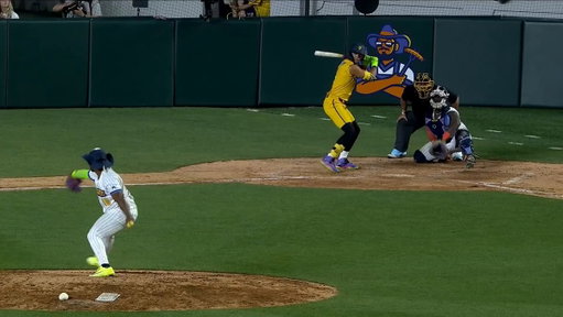 Hard 90 from the umpire after he takes one off the foot😩🤣 
