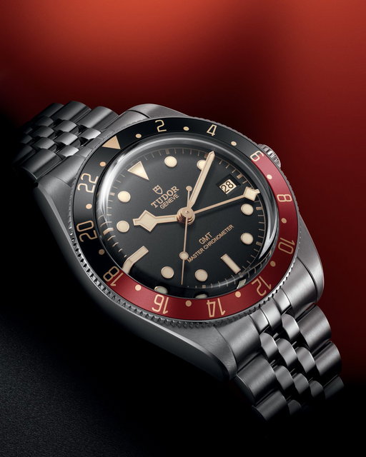 The Black Bay 58 GMT returns for Watches and Wonders 2026 in the same burgundy and blacl color format that we know, but this time equipped with Tudor’s five-link bracelet and T-Fit clasp.

The configuration is a very vintage-inspired look that adds options to one of the most popular models in the Black Bay range.