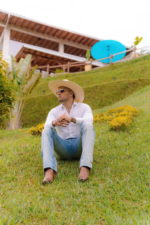 La magia de conectar y la suerte de coincidir 🍃 | Guatapé, Colombia 🇨🇴 
•
•
•
#Guatapé #Colombia #MensFashion #Travel 