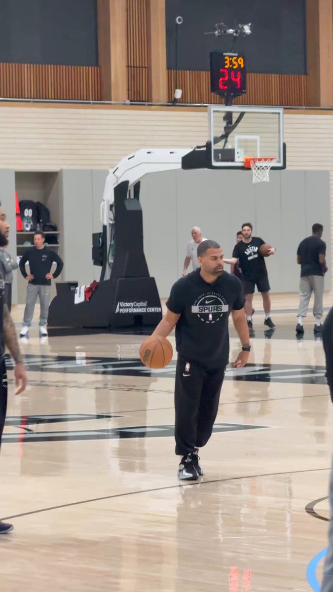 Coach Pop at Spurs practice today 🐐🙏

(🎥 @JaredWeissNBA )  