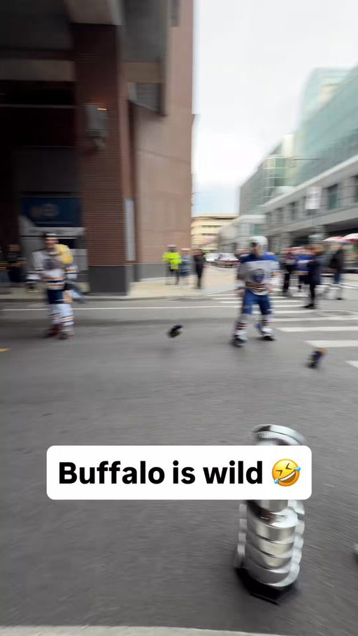 The city of Buffalo is pure chaos right now 🤣🦬 @BuffaloSabres 