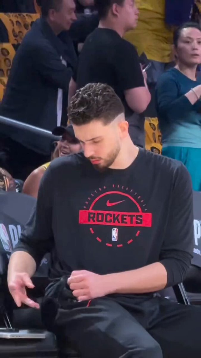 Şengün stood up when LeBron took the court 🤝💯

(via @BigSargeSportz) 