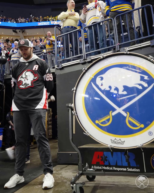 JOSH ALLEN WITH THE GREATEST DRUM OF ALL TIME‼️

#LetsGoBuffalo | @BuffaloBills 