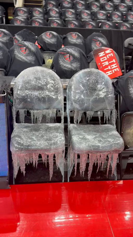 Drake's seats are iced out again for Game 3 of Raptors-Cavs 🥶

(via @ScottCampsall) 