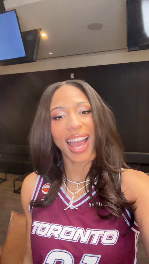Izzy checks in on media day 🩵🙂‍↔️ 