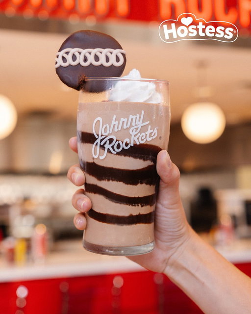 Last call for the Hostess Cupcake Shake 📢 Treat yourself to this classic treat made with delicious, hand-scooped ice cream in partnership with @dairy_alliance! 