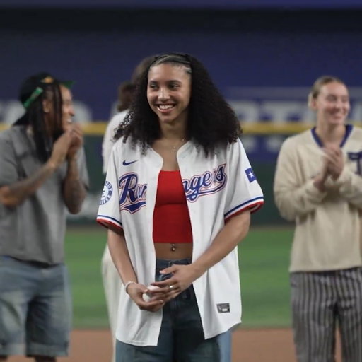 First pitch princess 👑 

@azzi_35 x @DallasWings 