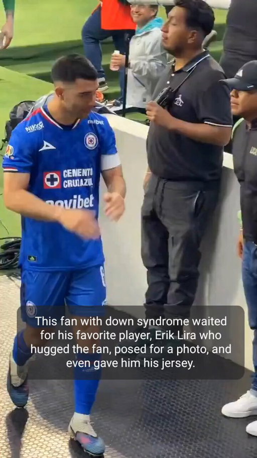 This fan with down syndrome waited for Erik Lira who hugged the fan, posed for a photo, and even gave him his jersey. A beautiful moment for Erik and a moment this fan will remember for the rest of his life 🥹⚽️ 