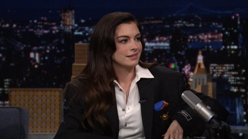 Anne Hathaway had to restrain herself from wearing a @nyknicks jersey on the show 🤣 #FallonTonight 
