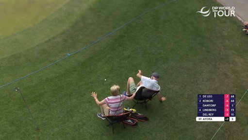 Angel Ayora gets a lucky break thanks to a spectator 😅 