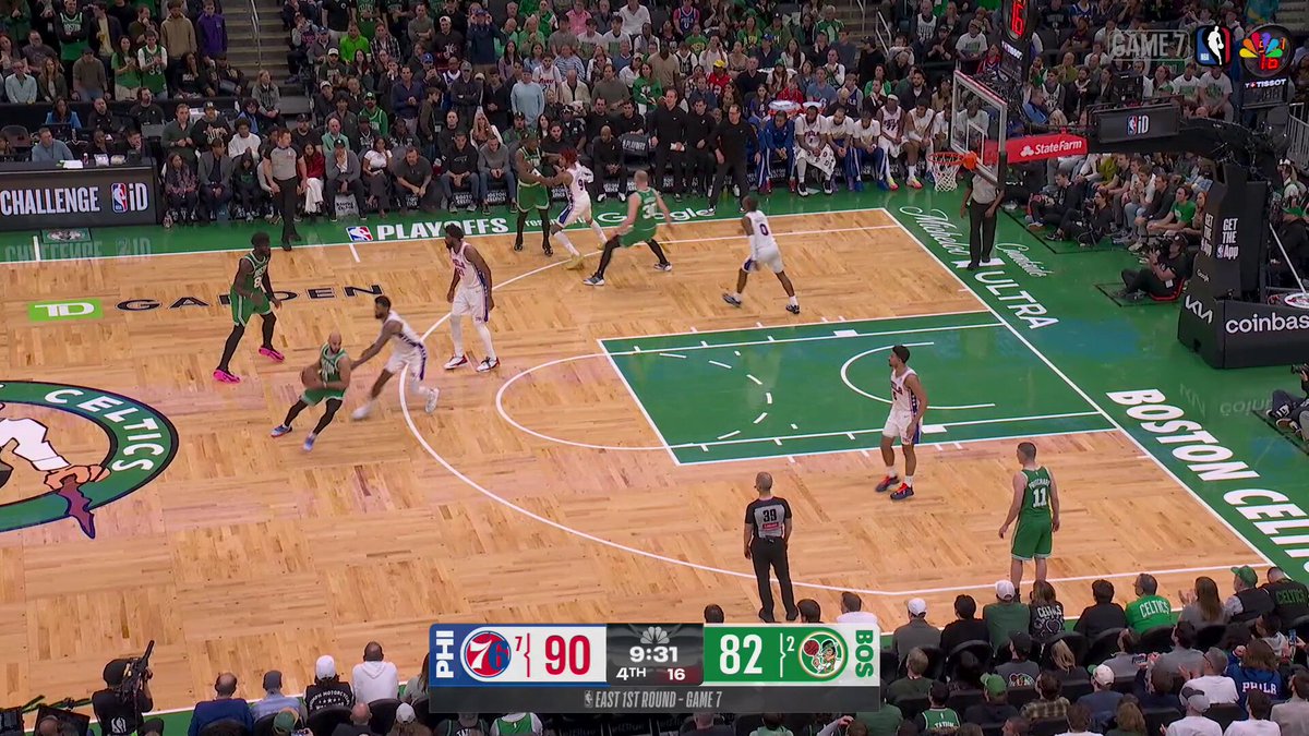 JAYLEN BROWN FOR A 9-2 BOSTON RUN!

IT'S A 6-POINT GAME EARLY IN THE 4Q 🍿 