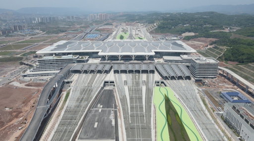 China has built the world's largest train station. The vast Chongqing East covers an area of 1.22M square metres and was constructed in just 38 months. 

To give you a sense of scale this place is: 

➡️ 2 times bigger than Vatican City
➡️ 3 times bigger than Japan's Nagoya Central 
➡️ 6 times bigger than New York's Grand Central
➡️ 15 times bigger than Leipzig Hauptbahnhof
➡️ 27 times bigger than Sydney Opera House
➡️ 170 times bigger than a football pitch

This is why it was built 👉 https://t.co/hv8cZGFnrN