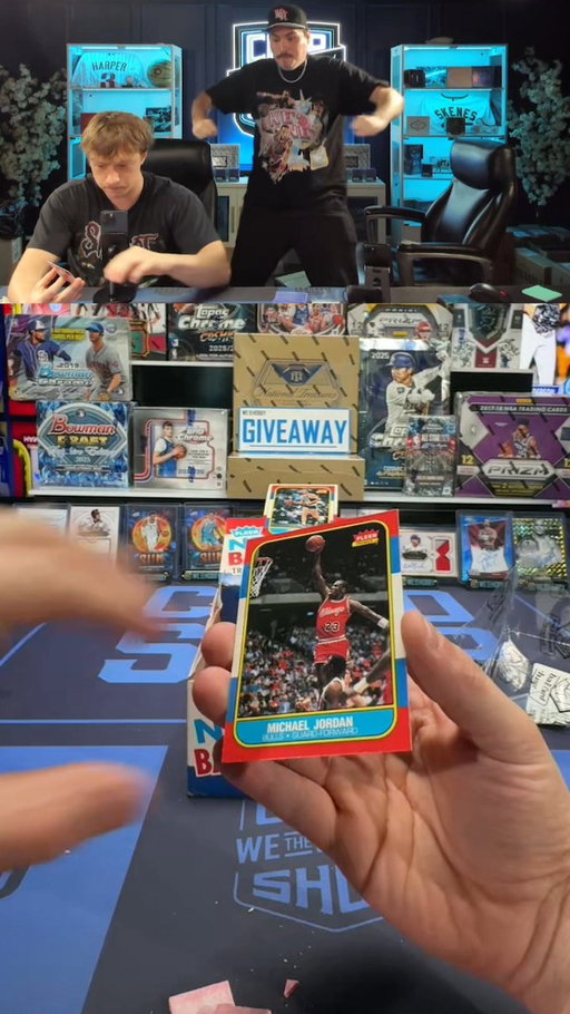 We just HAD to find him... 3 TIMES😏🔥 

#nbacards #michaeljordan #topps #whodoyoucollect #basketballcards #sportscards #cardpull 