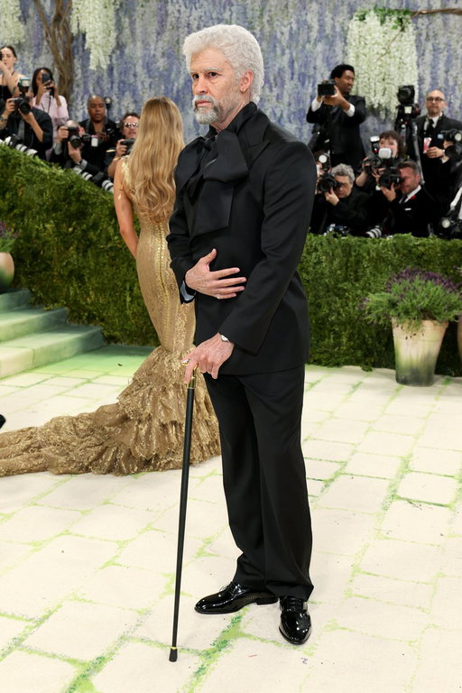 No, your eyes do not deceive you. Yes, that is Bad Bunny at the #MetGala in old man drag. 