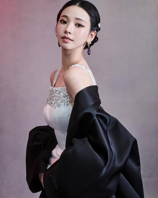 Prada Ambassador Karina wore a #Prada white satin dress featuring a tablier neckline embroidered with jet beads and silver crystals, paired with a black satin evening cape, silver leather sandals, Prada Fine Jewelry Couleur Vivante earrings in white gold, peridots, amethysts and diamonds, and a white satin embroidered clutch, while attending the 2026 Costume Institute Gala “Costume Art” at The Metropolitan Museum of Art. 

#PradaPeople #MetGala #Karina
