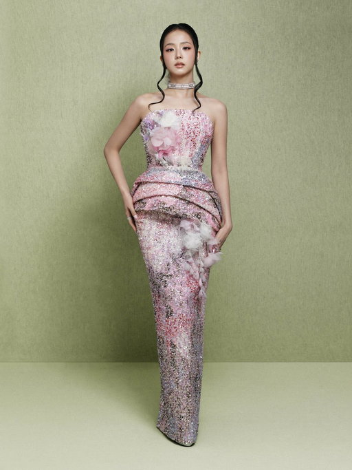 JISOO in Dior at the 2026 Met Gala.

#MetGala 