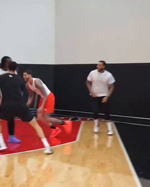 LAMELO VS LONZO AND GELO 🤩
(via tmaccc17/TT) 