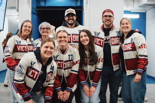 Les conjoint.e.s et les familles des joueuses ont créé des manteaux personnalisés pour les séries éliminatoires 🔥👏

Our players’ partners and families are reppin’ personalized jackets for the playoffs! 