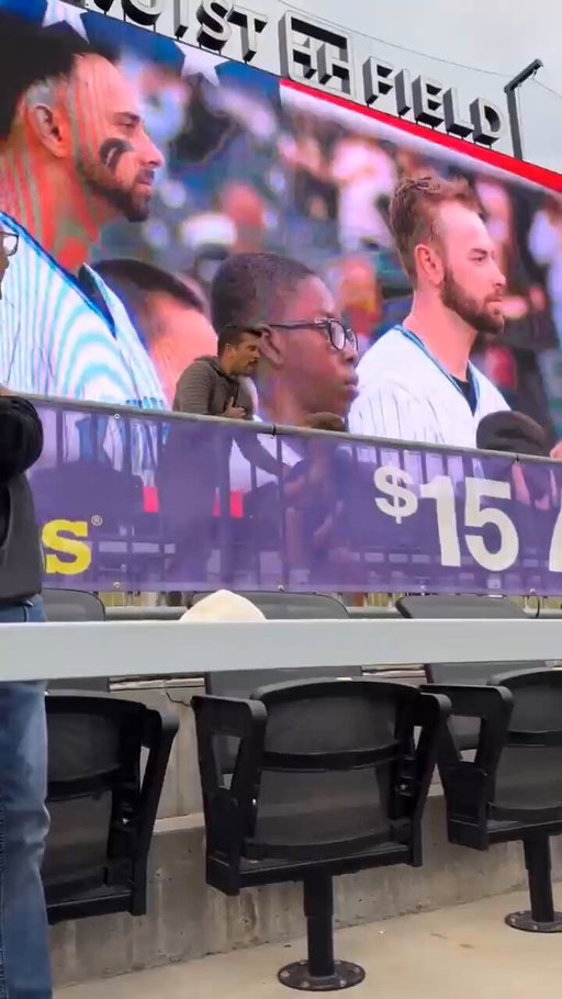 Nothing can prepare you for who's singing this National Anthem

(via lpaulfranklin / TT) 