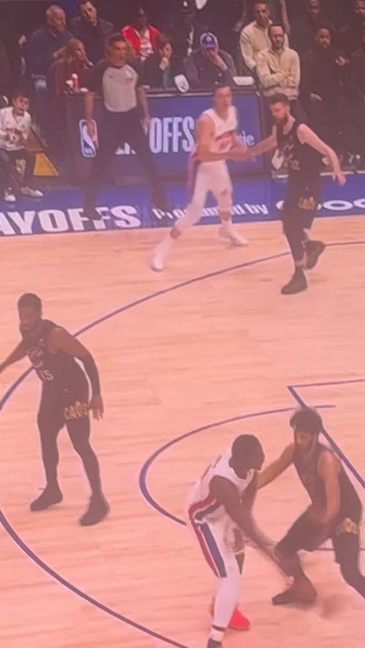 Dean Wade reaction to Donovan Mitchell not fighting through the screen 😬

(h/t @firekennyatkins) 