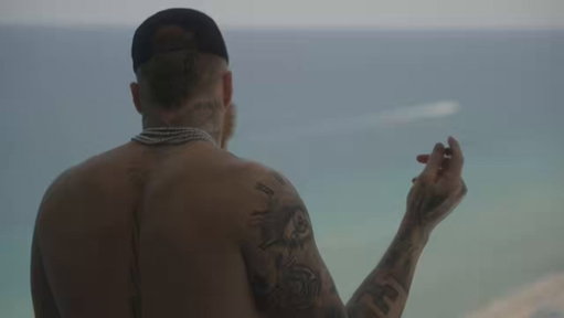 EXCLUSIVE: Raiders star DE Maxx Crosby released a new song titled “PlaqueBoy Maxx”, and it’s now available on all platforms 🏴‍☠️

(🎥: Maxx Crosby)

How do you rate it? 