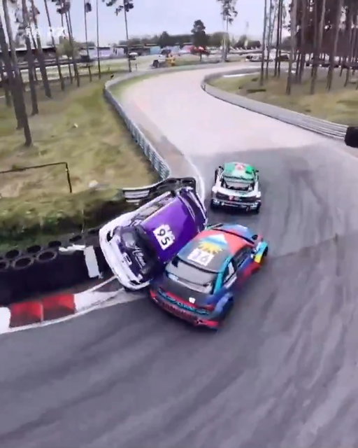 Up on two wheels!!! 😳 

Rosrud driving HARD in RX3 Qualifying 1 🤯  

#FIARallycross #EuroRX 