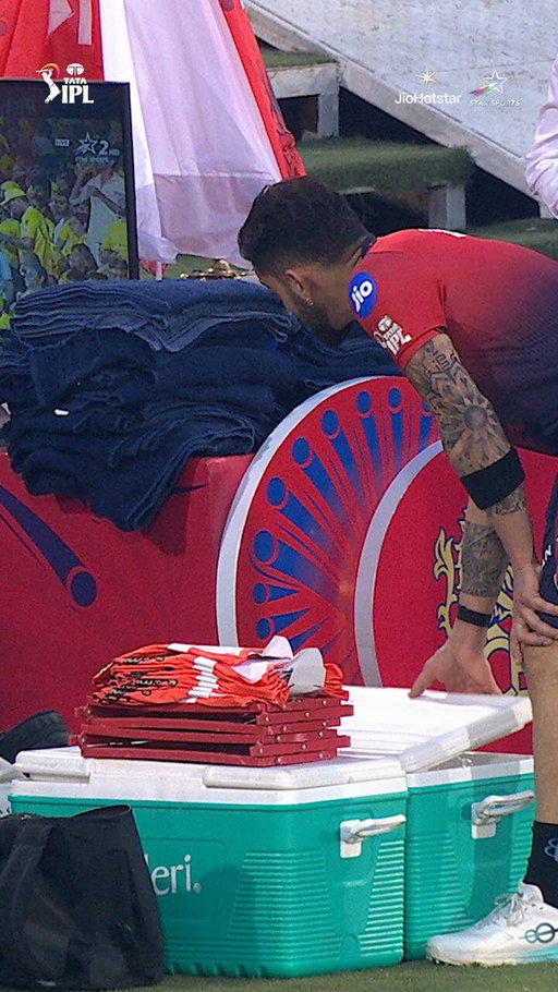From Chennai to Raipur! 💛❤️

Even @imVkohli stopped for a moment to catch a glimpse of #UrvilPatel's historic 65(23) 👏

#TATAIPL Revenge Week 2026 ➡️ #RCBvMI | LIVE NOW 👉https://hotstar.onelink.me/UsKp/08mx6r3w 