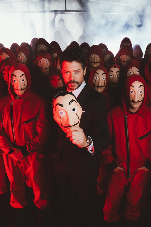 Sevilha sempre fez parte de um plano maior. O universo de "La casa de papel" continua. 