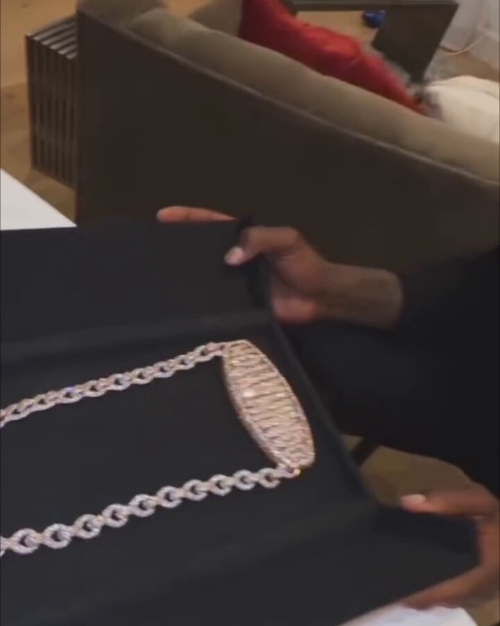 Lakers' Deandre Ayton shows off his brand new 'DominAyton' chain 😮‍💨🔥💎

(Via izzyjeweler, nycluxury/IG) 